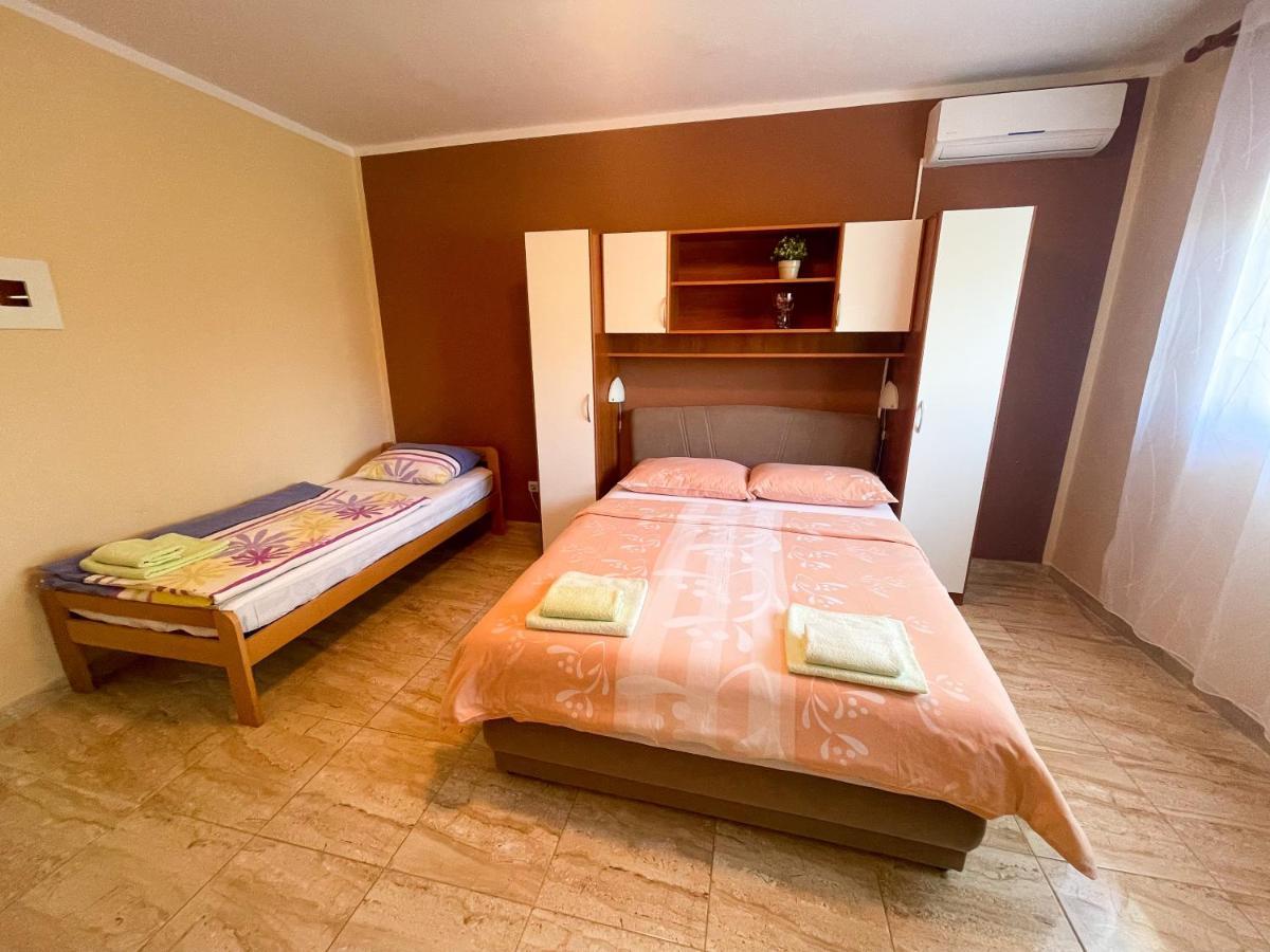 Apartmani Combaj Jadranovo Exteriör bild